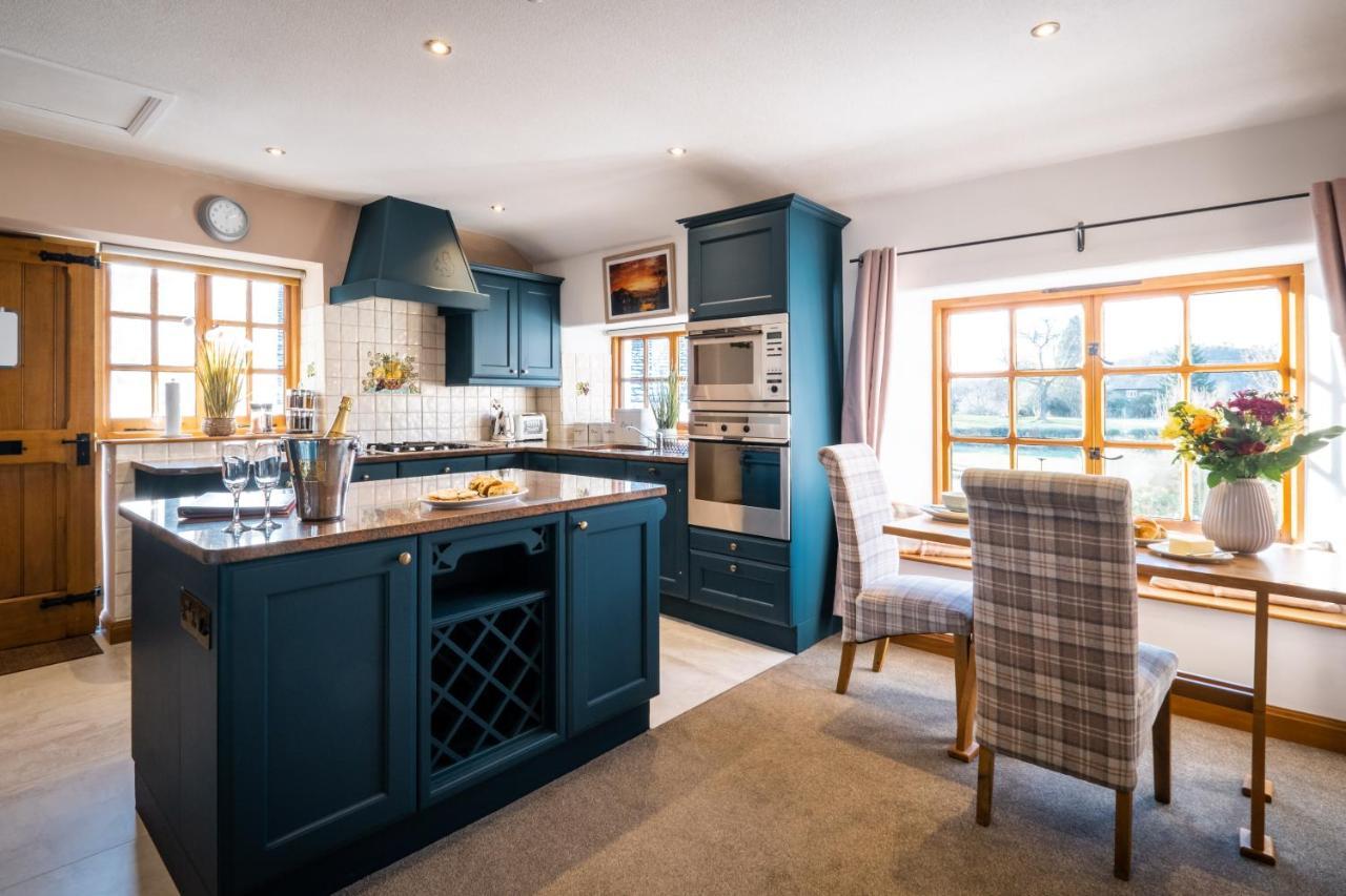 Stunning Cottage Grade 2 Listed With Parking And Hot Tub Bowness-on-Windermere Exterior photo