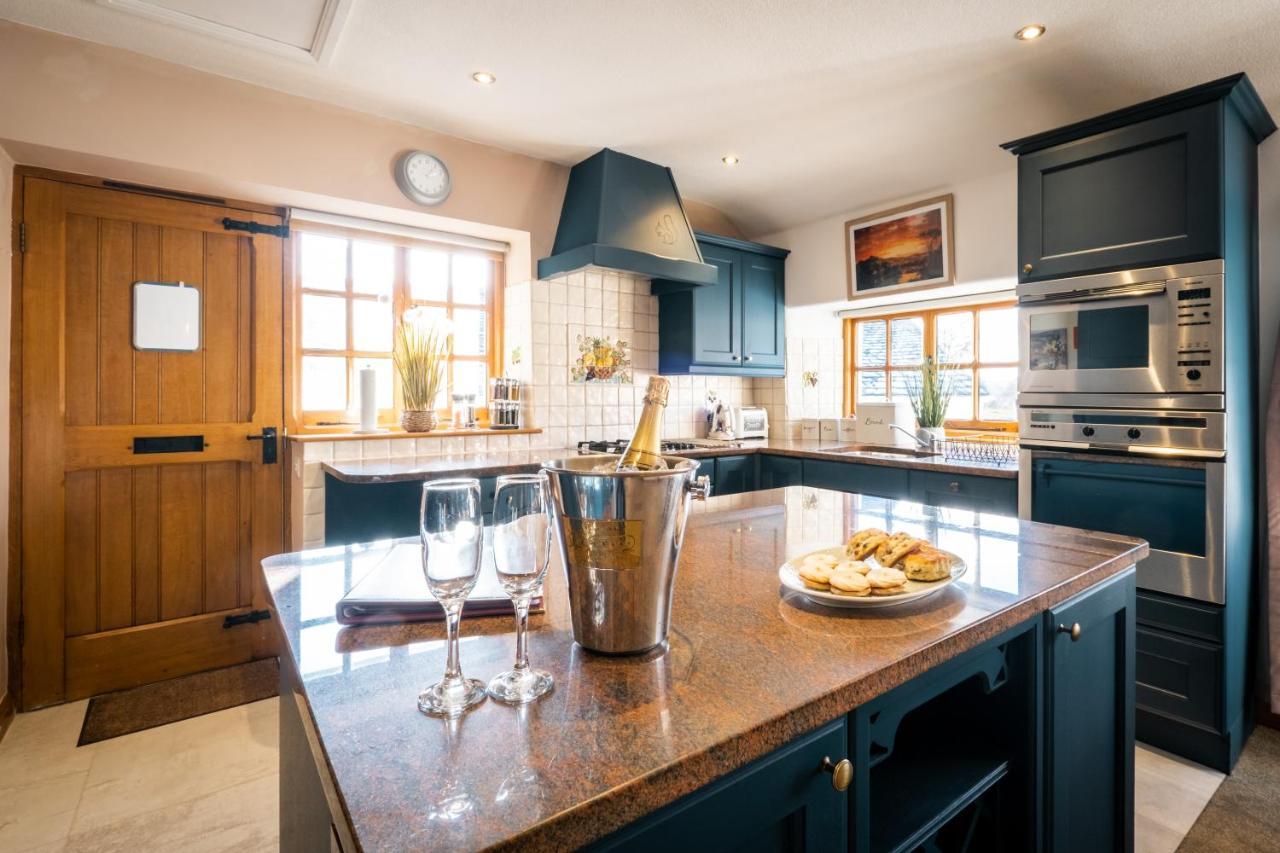 Stunning Cottage Grade 2 Listed With Parking And Hot Tub Bowness-on-Windermere Exterior photo