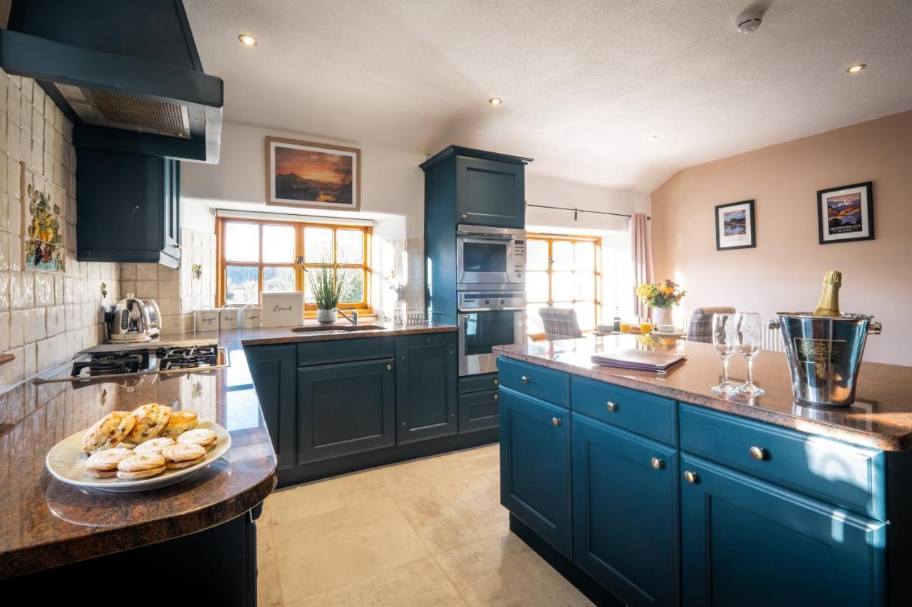 Stunning Cottage Grade 2 Listed With Parking And Hot Tub Bowness-on-Windermere Exterior photo