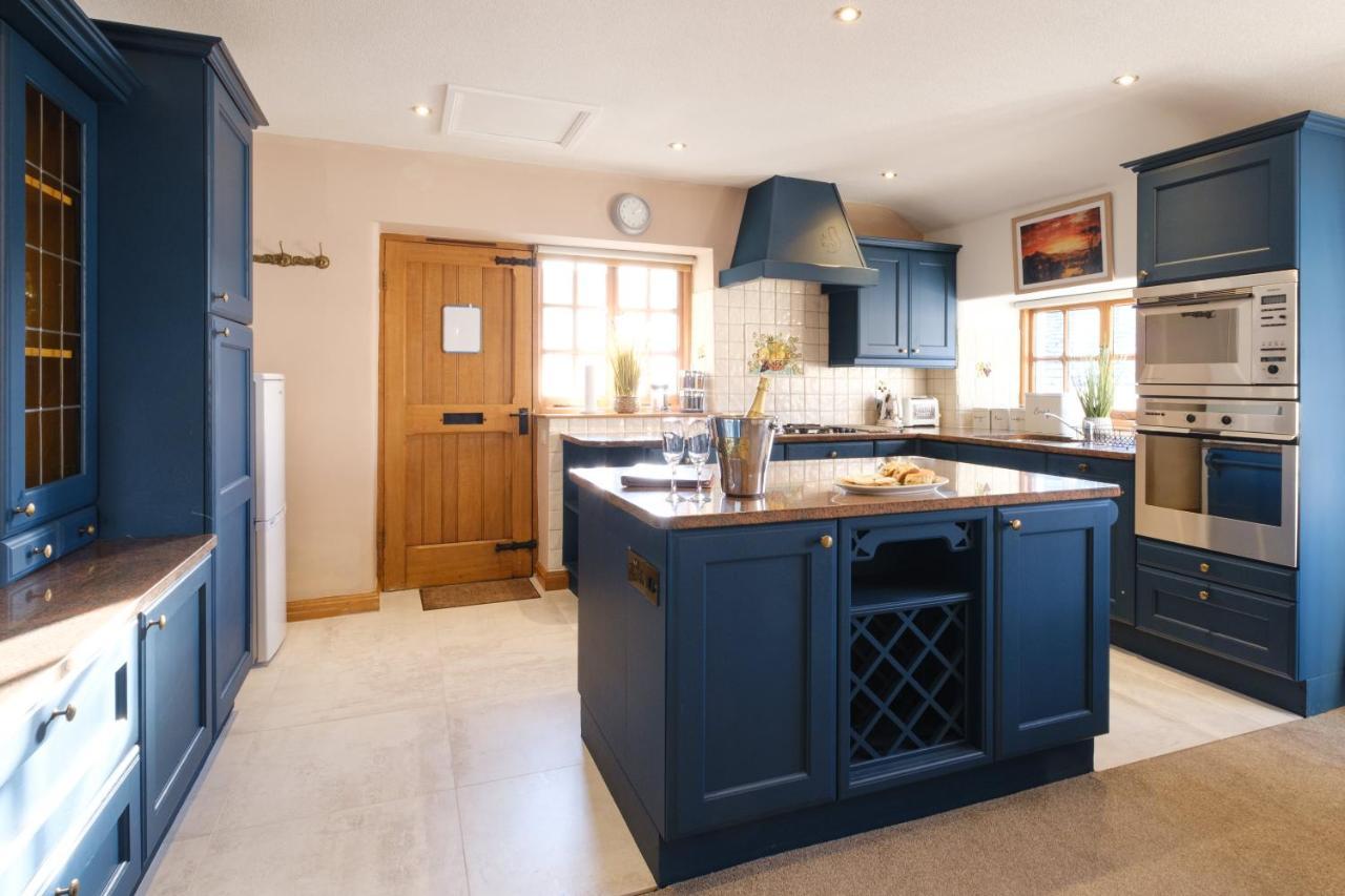 Stunning Cottage Grade 2 Listed With Parking And Hot Tub Bowness-on-Windermere Exterior photo