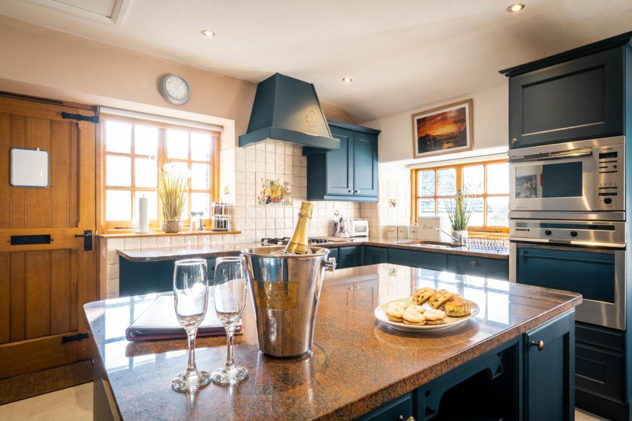 Stunning Cottage Grade 2 Listed With Parking And Hot Tub Bowness-on-Windermere Exterior photo